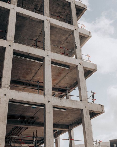 Bâtiment en construction, ossature de béton et planchers encore à nu