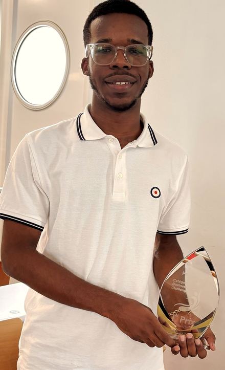 Mathys Bocage tenant le trophée du concours Entreprendre